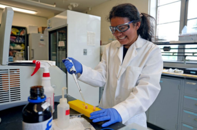 Alana Wolfson working in the Reed lab